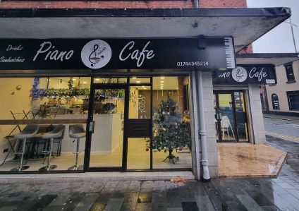 Picture of the Piano Cafe from the outside
