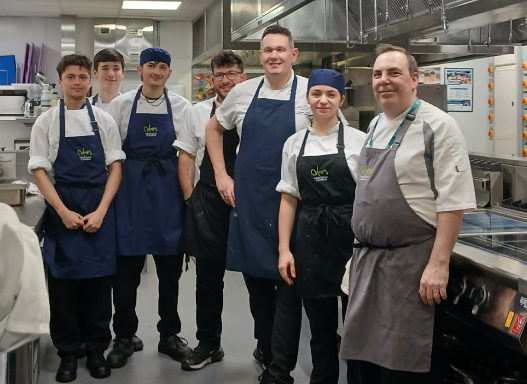 Picture of our students with Guest Chef, Andrew Green